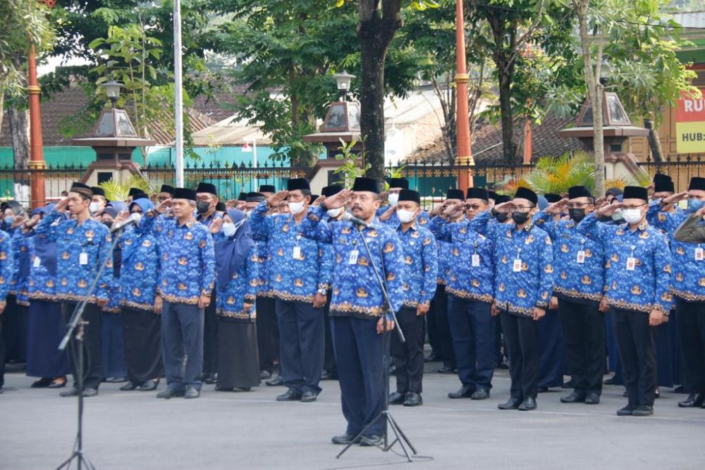 Peringati Hari Kesadaran Nasional, Diskominfo Sukoharjo turut menjadi petugas upacara bendera di Halaman Sekretariat Daerah Kabupaten Sukoharjo