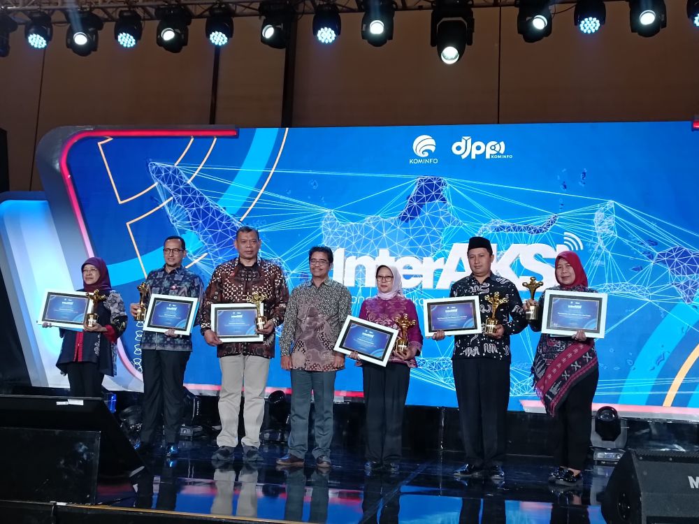 Desa Ngrombo Sukoharjo Raih Penghargaan Desa Kooperatif dalam Mendukung Program Bantuan Pemerintah Akses Internet Fixed Broadband
