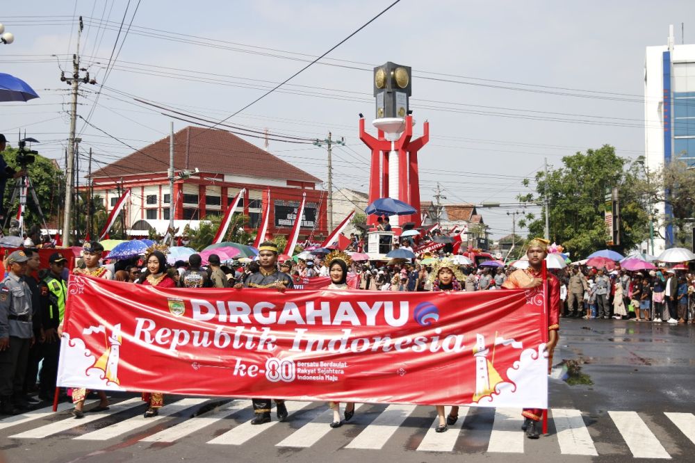 Pawai Pembangunan HUT RI Ke-80, Pembawa Spanduk Diskominfo Kenakan Baju Adat Ini