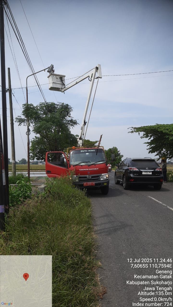 Tindak Lanjut Aduan, Lampu PJU Terbalik di Geneng Gatak Sukoharjo Selesai Diperbaiki